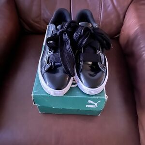 🌺Black Patent Leather Puma Sneakers.